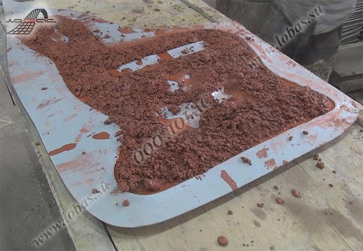 Нанесение раствора для скрепления двух половинок