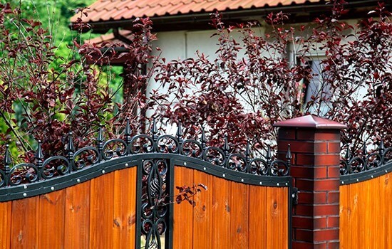 Пирамидальное клинкерное навершие на столбе забора Пирамидальное клинкерное навершие на столбе забора