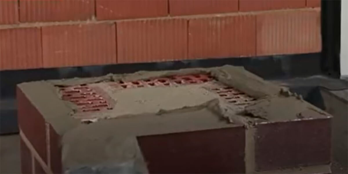 Нанесение раствора на столб забора Нанесение раствора на столб забора