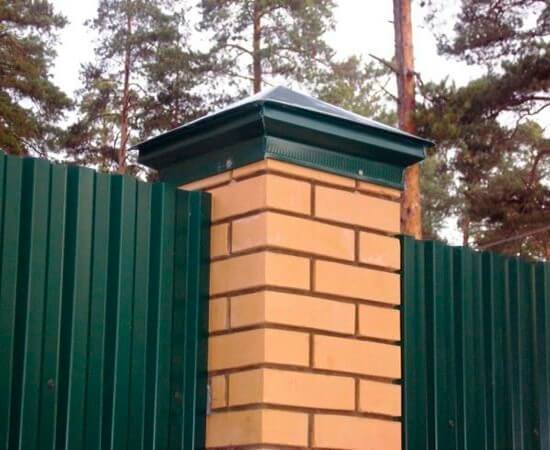 Колпак из металла на кирпичный столб забора Колпак из металла на кирпичный столб забора