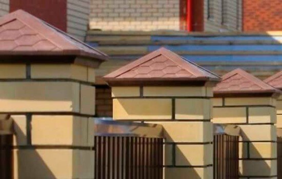 Колпак из полимерпластика на кирпичный столб забора Колпак из полимерпластика на кирпичный столб забора