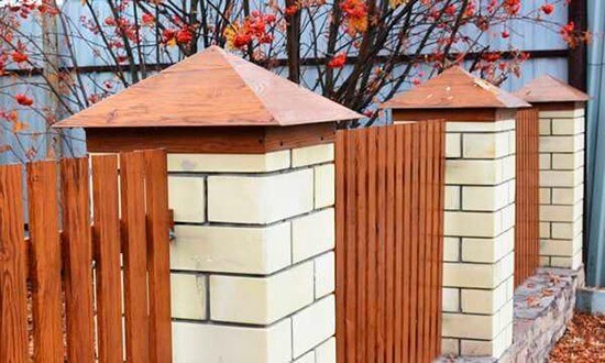 Колпак из древесины на кирпичный столб забора Колпак из древесины на кирпичный столб забора