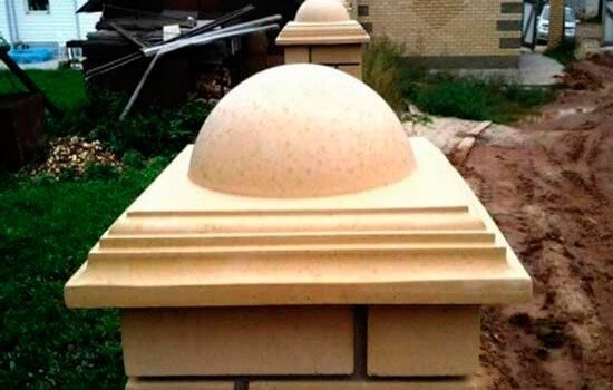 Бетонный колпак на кирпичный столб забора с полушаром Бетонный колпак на кирпичный столб забора с полушаром