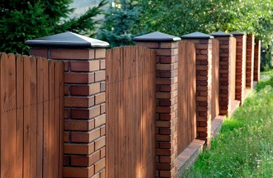 Крышки на столбах забора из керамики