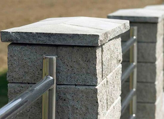 Двухскатная бетонная крышка на столб забора