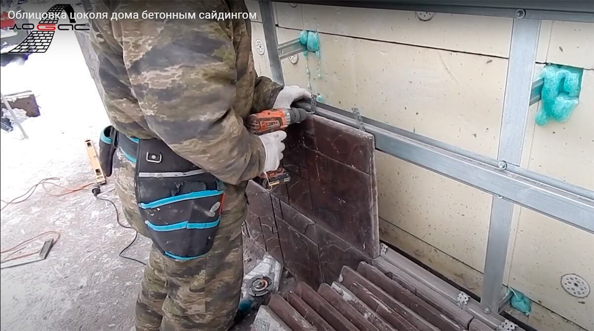 Крепление панелей при помощи саморезов и шуруповерта