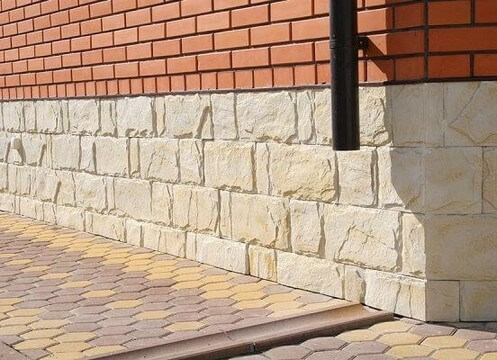 Отделка цоколя бетонным сайдингом под камень Отделка цоколя бетонным сайдингом под камень