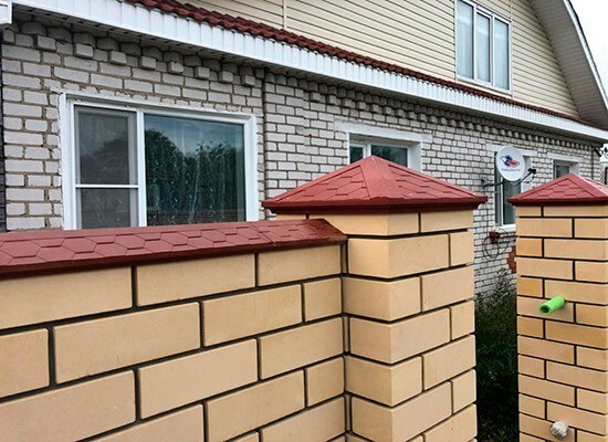 Полимерпесчаный парапет на забор Полимерпесчаный парапет на забор