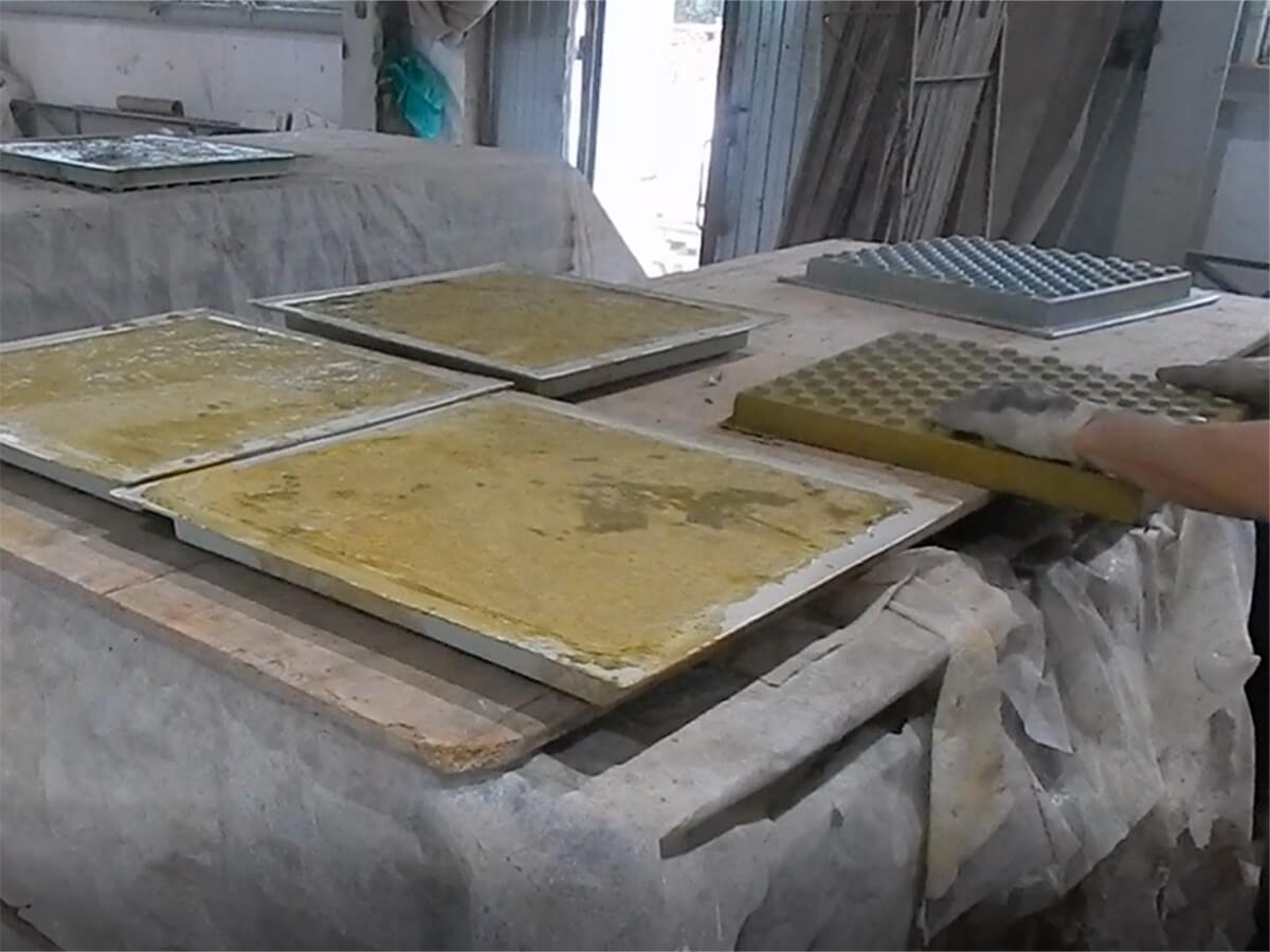 Расформовка тактильной плитки с квадратными рифами на производстве завода ЛОБАС Расформовка тактильной плитки с квадратными рифами на производстве завода ЛОБАС