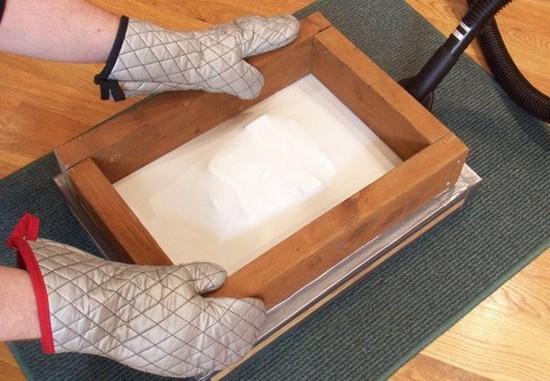 Установка нагретого листа пластика на мастер-модель в домашних условиях