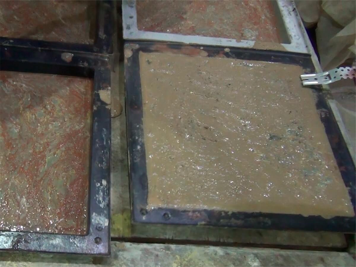 Уплотнение бетонного раствора на вибростоле на заводе ЛОБАС Уплотнение бетонного раствора на вибростоле на заводе ЛОБАС