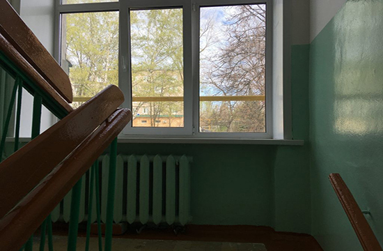 Бетонная подоконная плита на лестничной клетке Бетонная подоконная плита на лестничной клетке