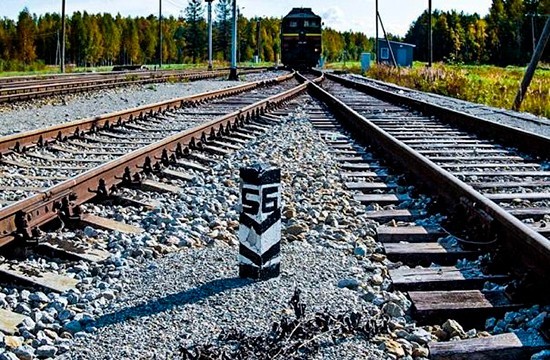 Бетонный предельный столбик на железной дороге Бетонный предельный столбик на железной дороге