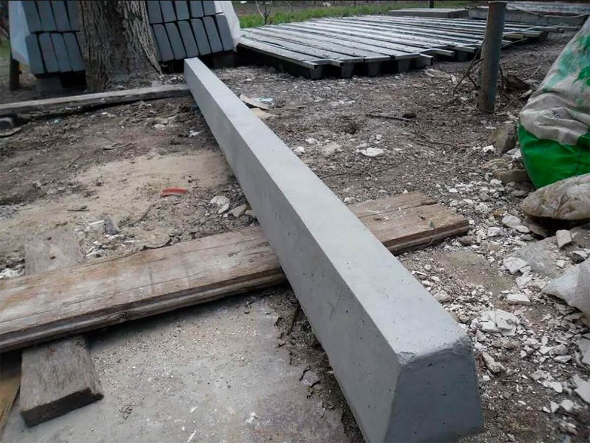 Готовые виноградные шпалеры после распалубки Готовые виноградные шпалеры после распалубки