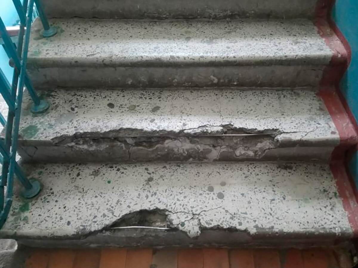 Бетонная лестница в подъезде