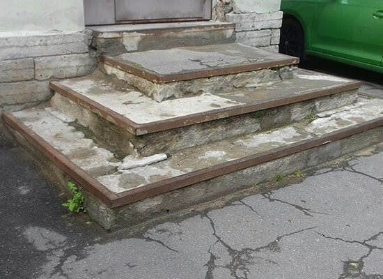 Разрушенное крыльцо из бетона