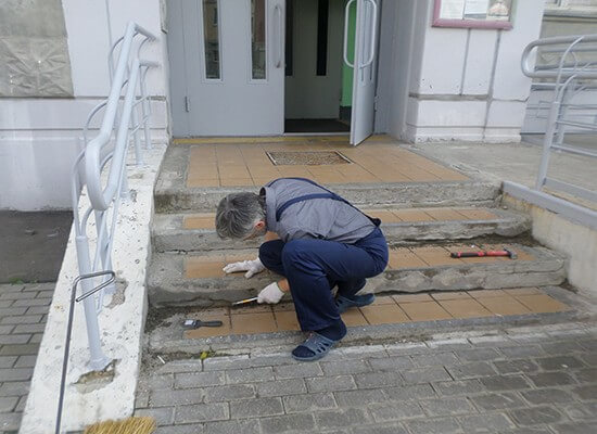 Восстановление бетонного крыльца, покрытого керамической плиткой