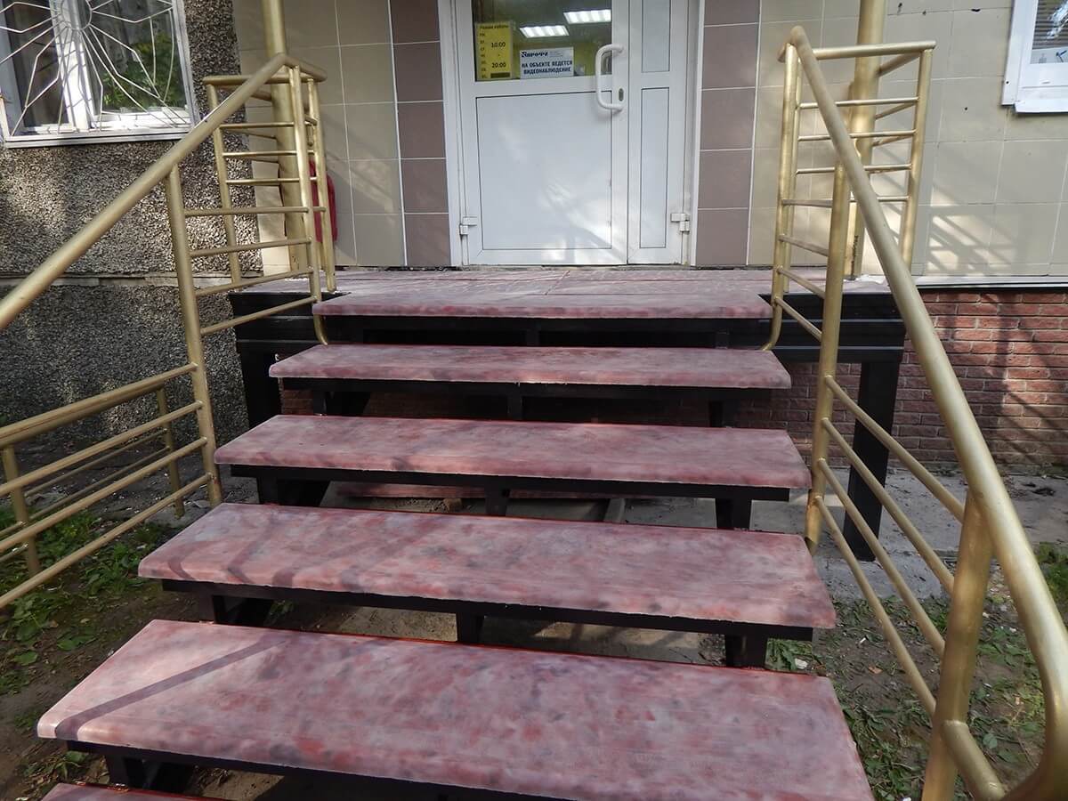 Бетонные ступени входной группы на металлическом каркасе
