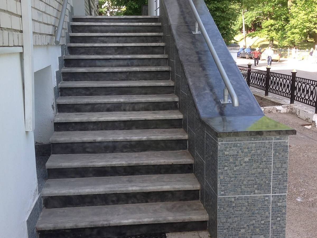Накладные проступи на бетонном основании