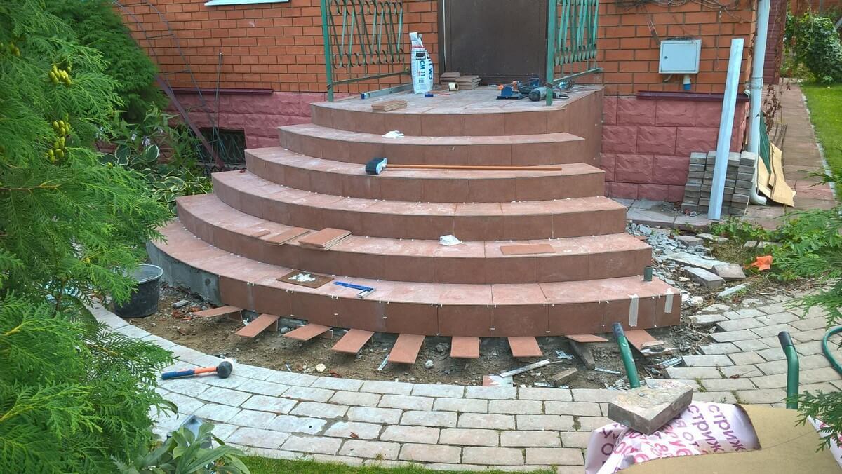 Ремонт бетонных ступеней крыльца плиткой Ремонт бетонных ступеней крыльца плиткой